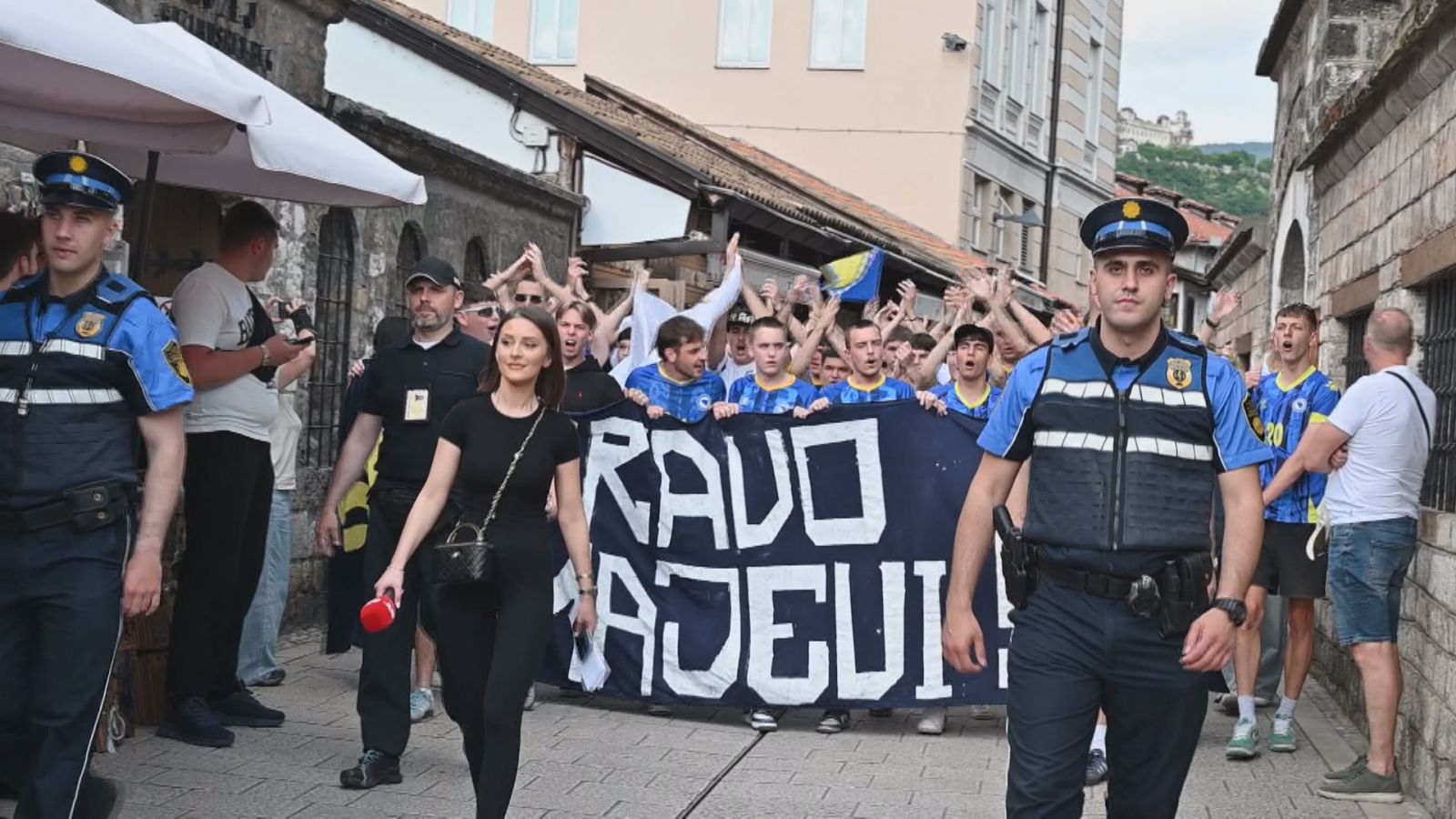 Svi pjevaju novu navijačku pjesmu “Volimo te, Bosno”, u spotu Baždarević, Nikić, Bolić, Glavaš…